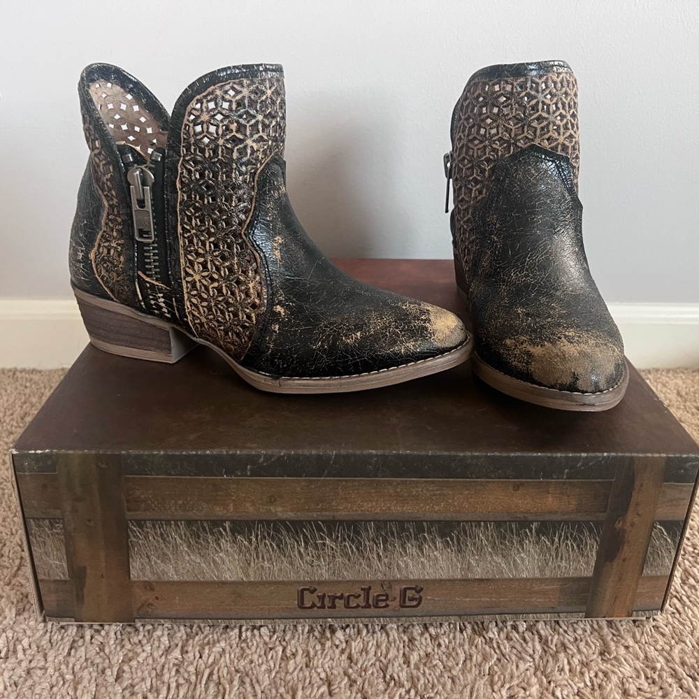 Circle G Two-Tone Distressed Black and Brown Ankle Boots